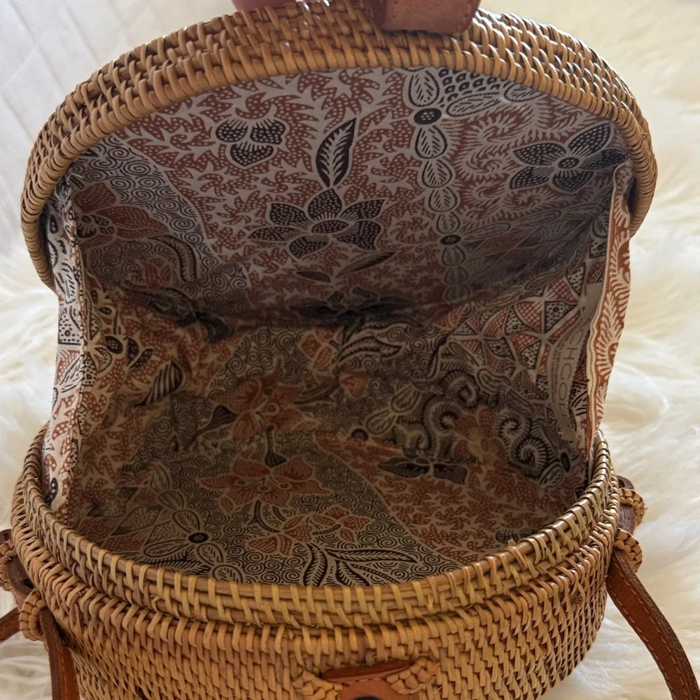 Elegant Tan Woven Crossbody Bag - Picture 2 of 4